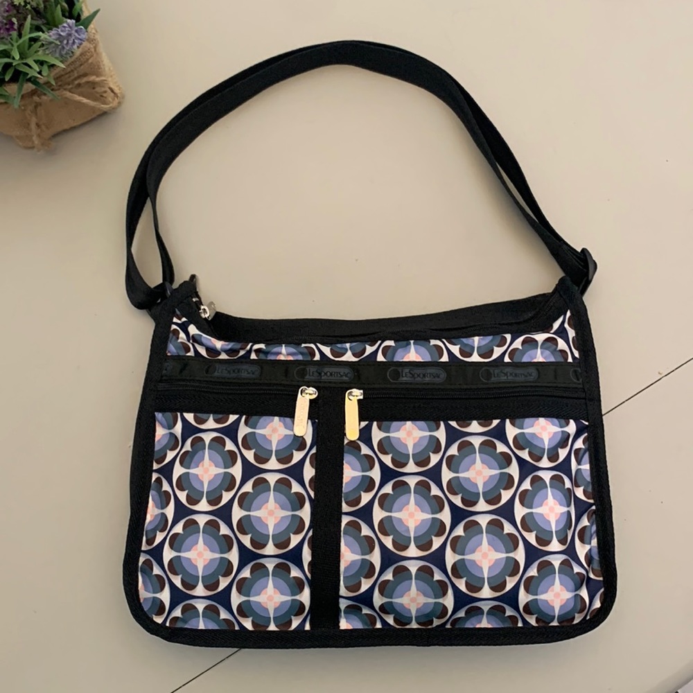 LeSportsac Deluxe Everyday Bag.  Like new.